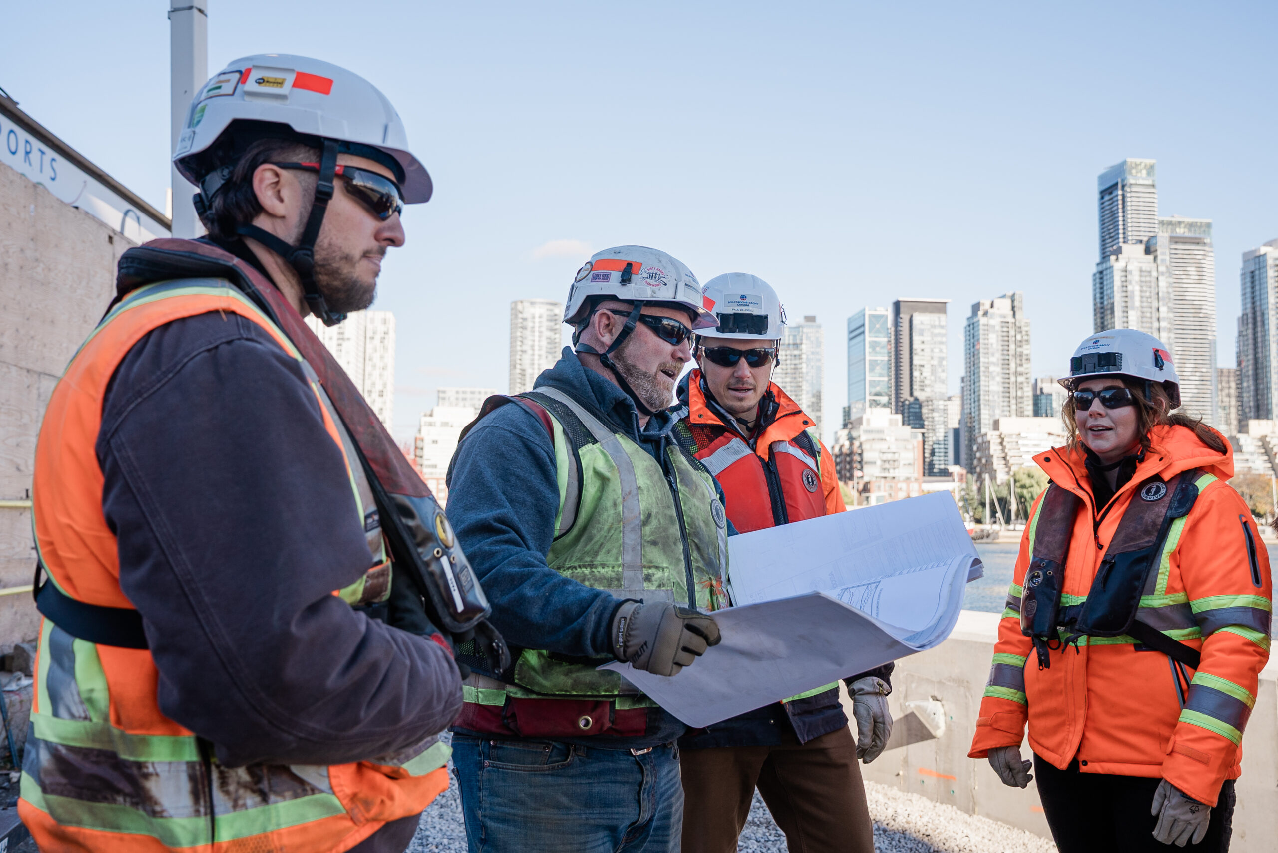 L'equipe du SB-Canada sur un chantier