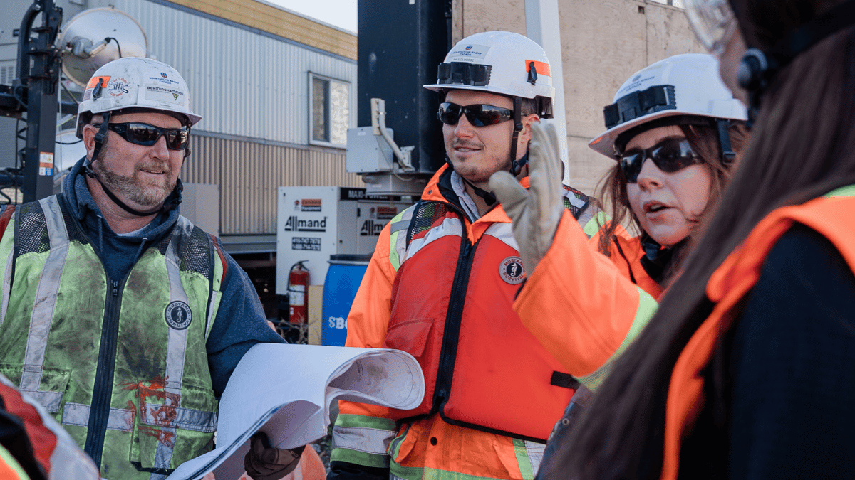 Build on us – Soletanche Bachy Canada a team of men and women having a debrief session on the jobsite