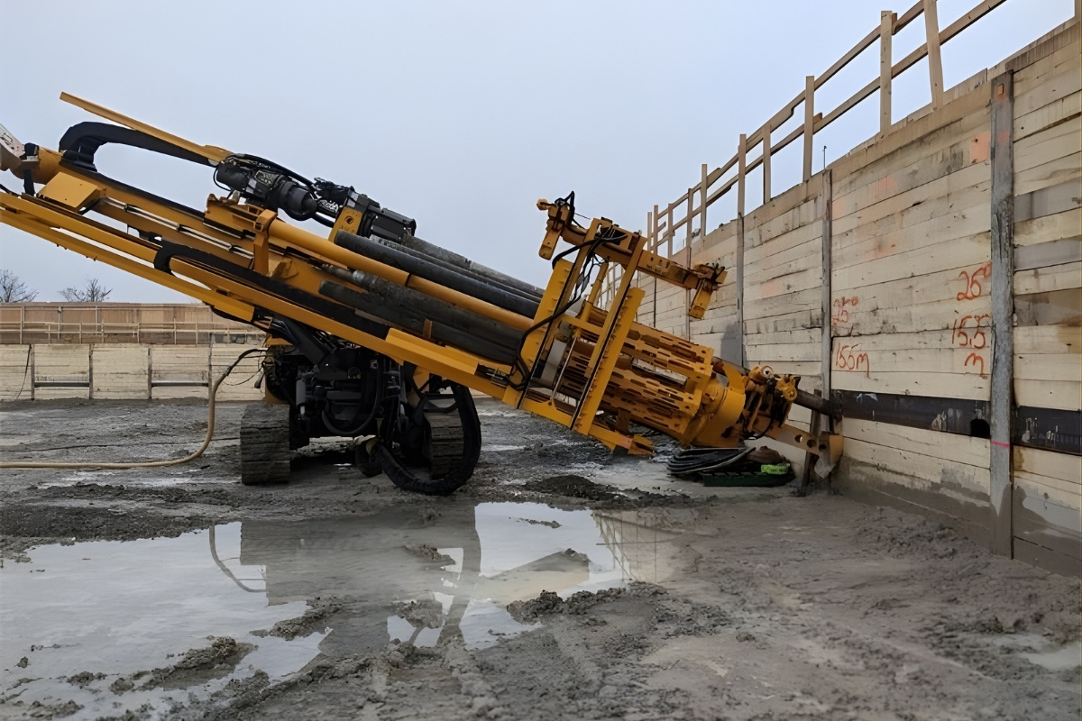 Photo sur un chantier avec une machine qui installe des Attaches et ancrages dans un mur en bois