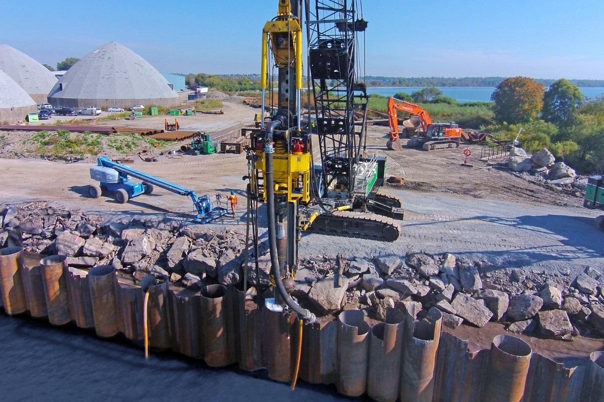 Photo with the combi-wall instalation at the Port of Oshawa